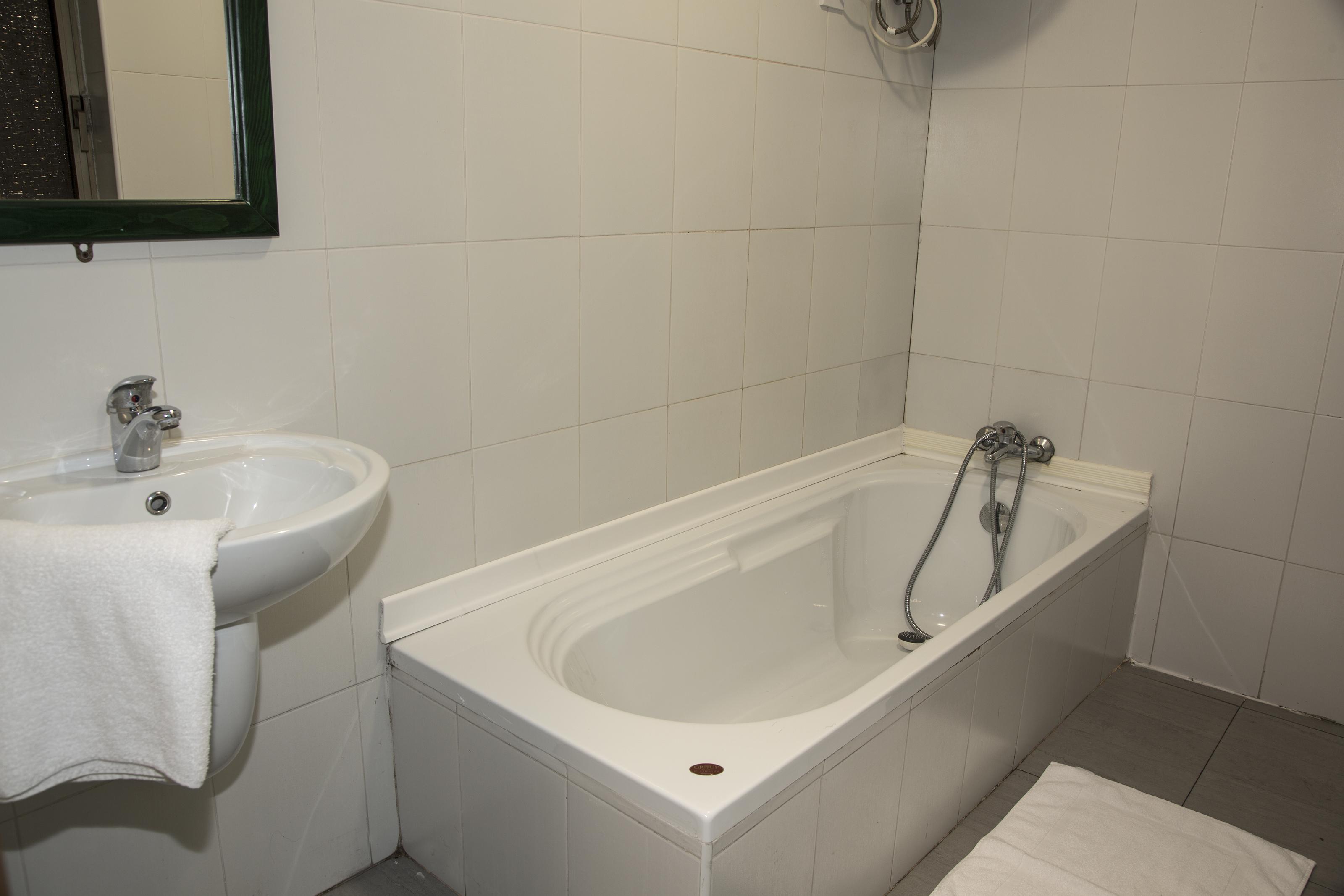 Saint Julian's Burlington Apartments מראה חיצוני תמונה
